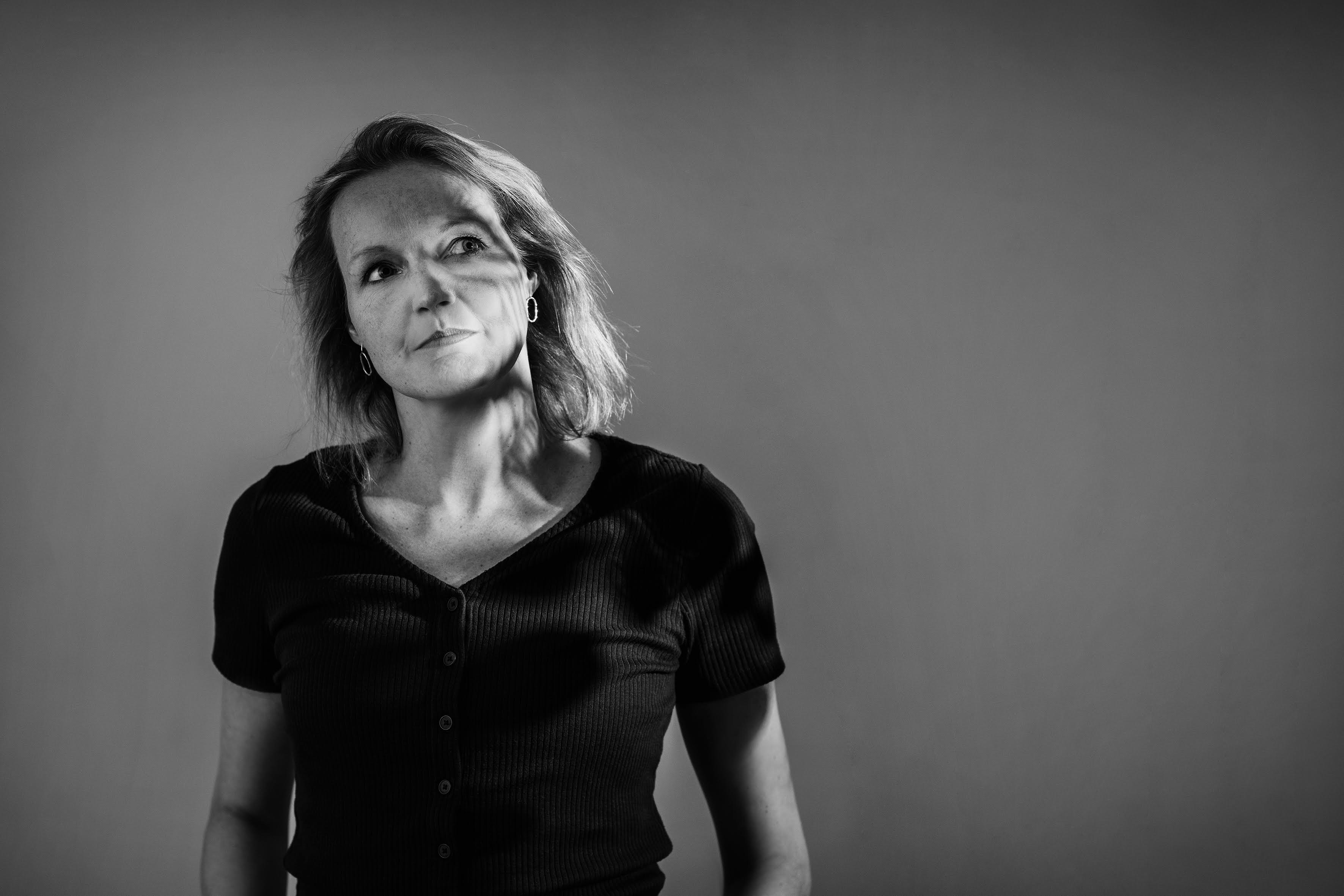 Zwart-witportret van fotograaf Marlie Koggel